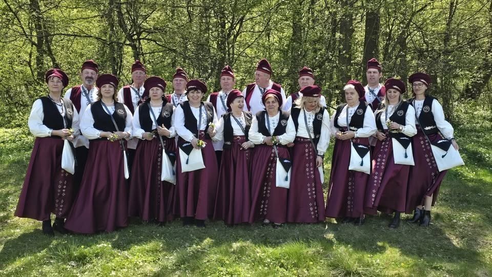 Grupul Vestea Cristianului în costume populare