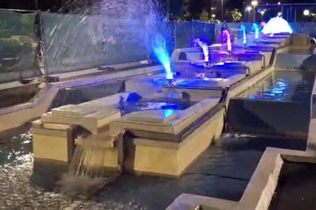 Fantana arteziana iluminata noaptea jocuri de lumini