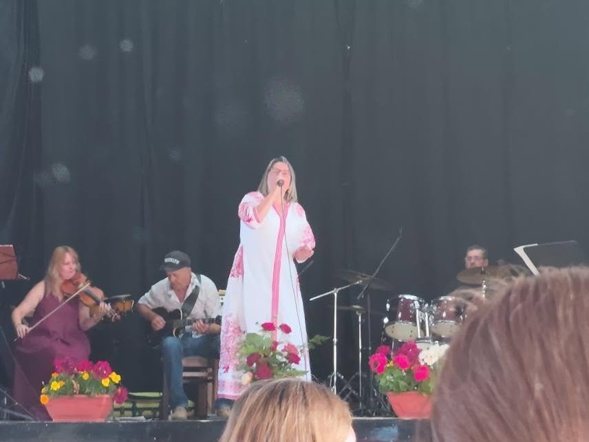 Lansare album Tandreturi pentru seri tarzii - Corina Nica pe scena