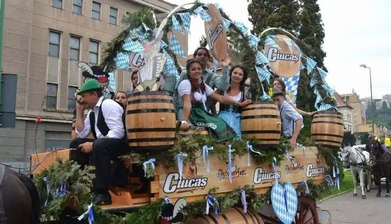 Parada Oktoberfest Brașov 2026 pe carul alegoric cu butoaie de bere